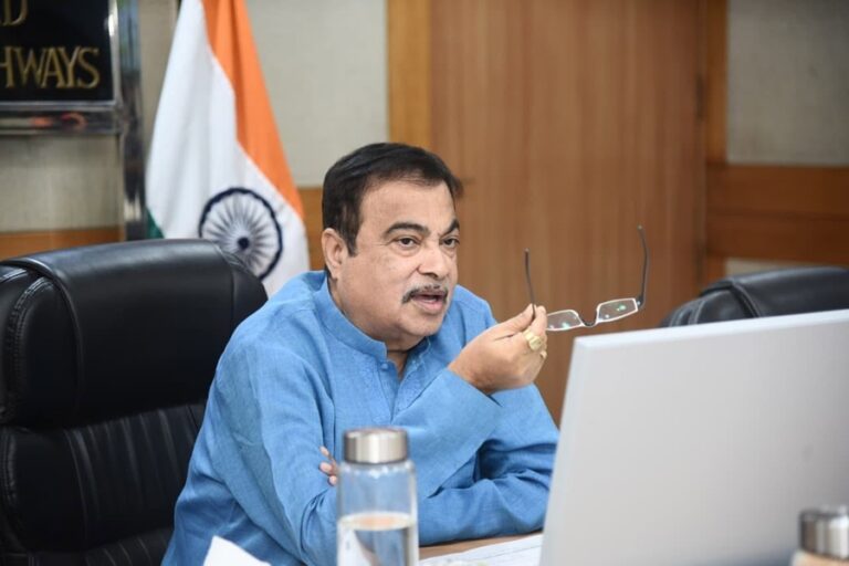 नितिन गडकरी पर झामुमो का तंज