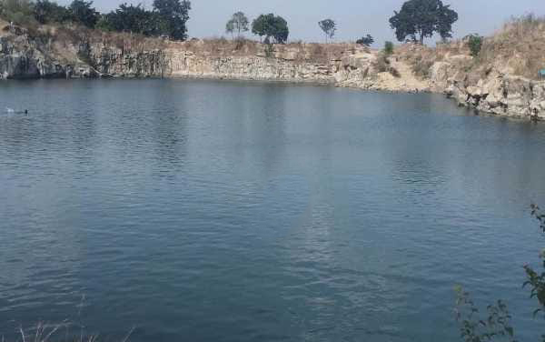 ब्लू पॉन्ड डूबने से युवक की मौत, सुरक्षा इंतजामों पर उठे सवाल ब्लू पॉन्ड डूबने से युवक की मौत, सुरक्षा इंतजामों पर उठे सवाल