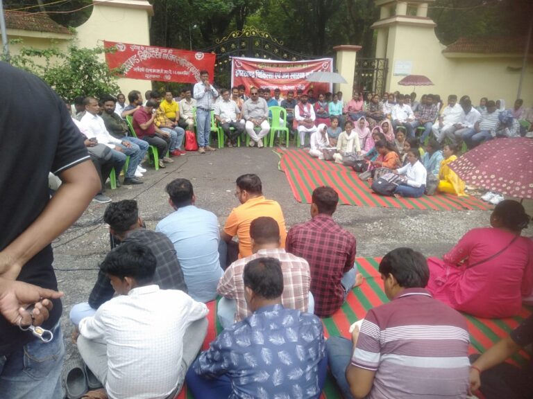 स्वास्थ्य कर्मियों का प्रदर्शन