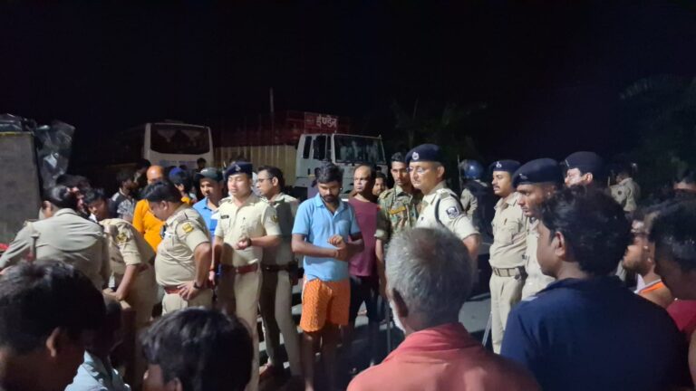 बिहार बस हादसा: पश्चिम चंपारण में अनियंत्रित बस ने कुचला, 5 की मौत, कई घायल बिहार बस हादसा: पश्चिम चंपारण में अनियंत्रित बस ने कुचला, पांच की मौत, कई घायल