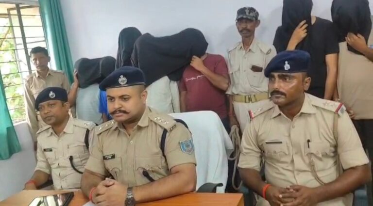 चतरा के चांदनी होटल में बड़े सेक्स रैकेट का भंडाफोड़ चतरा के चांदनी होटल में बड़े सेक्स रैकेट का भंडाफोड़