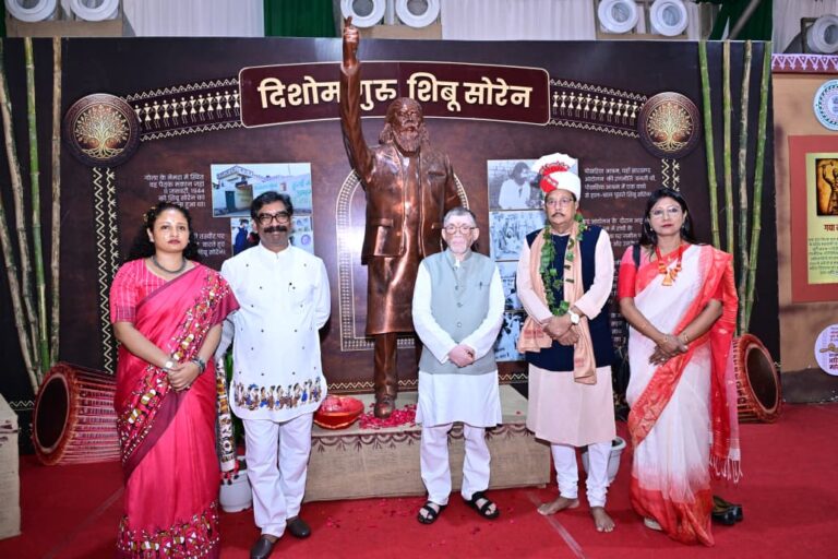 झारखंड आदिवासी महोत्सव, 2026″ के उद्घाटन समारोह में सम्मिलित हुए_ माननीय राज्यपाल श्री संतोष कुमार गंगवार एवं माननीय मुख्यमंत्री श्री हेमन्त सोरेन।