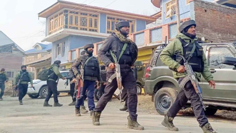 कुलगाम में 5 आतंकी सहयोगी गिरफ्तार, हथियारों का जखीरा बरामद कुलगाम में 5 आतंकी सहयोगी गिरफ्तार