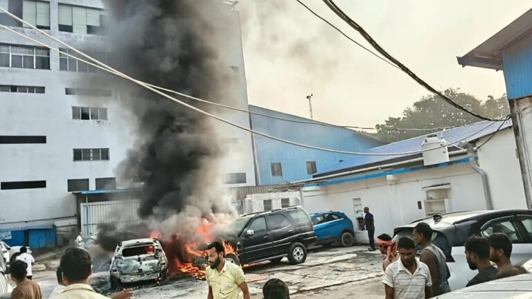 रांची के कोकर में भीषण आग, टाटा वर्कशॉप में 5 गाड़ियां जलकर खाक