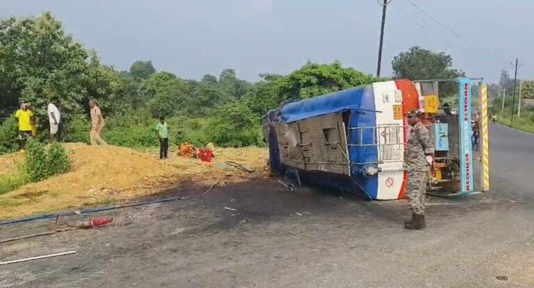 पेट्रोल-डीजल से लदा टैंकर पलटा: चाईबासा में बड़ा हादसा, ग्रामीणों ने ईंधन लूटा पेट्रोल-डीजल से लदा टैंकर पलटा: चाईबासा में बड़ा हादसा, ग्रामीणों ने ईंधन लूटा